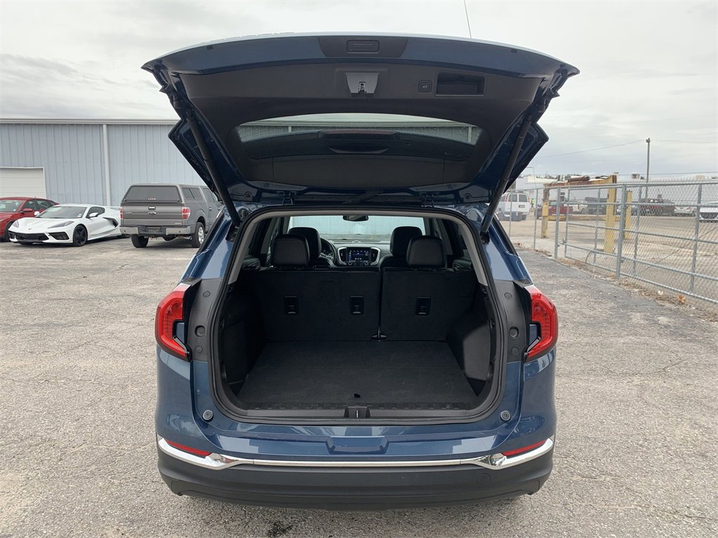 Used 2024 GMC Terrain SLT image 11