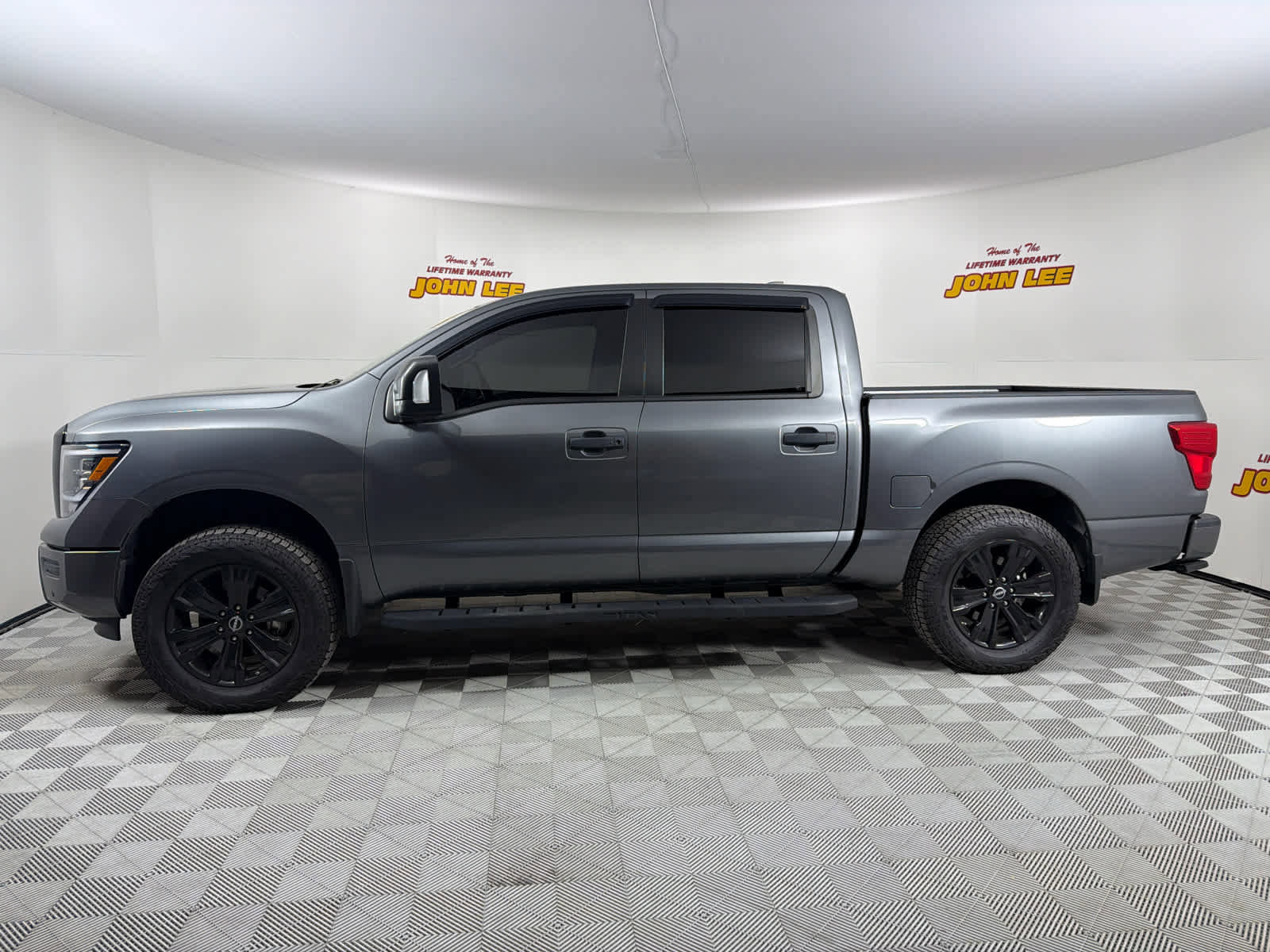 Used 2023 Nissan Titan SV w/ SV Convenience Package image 2