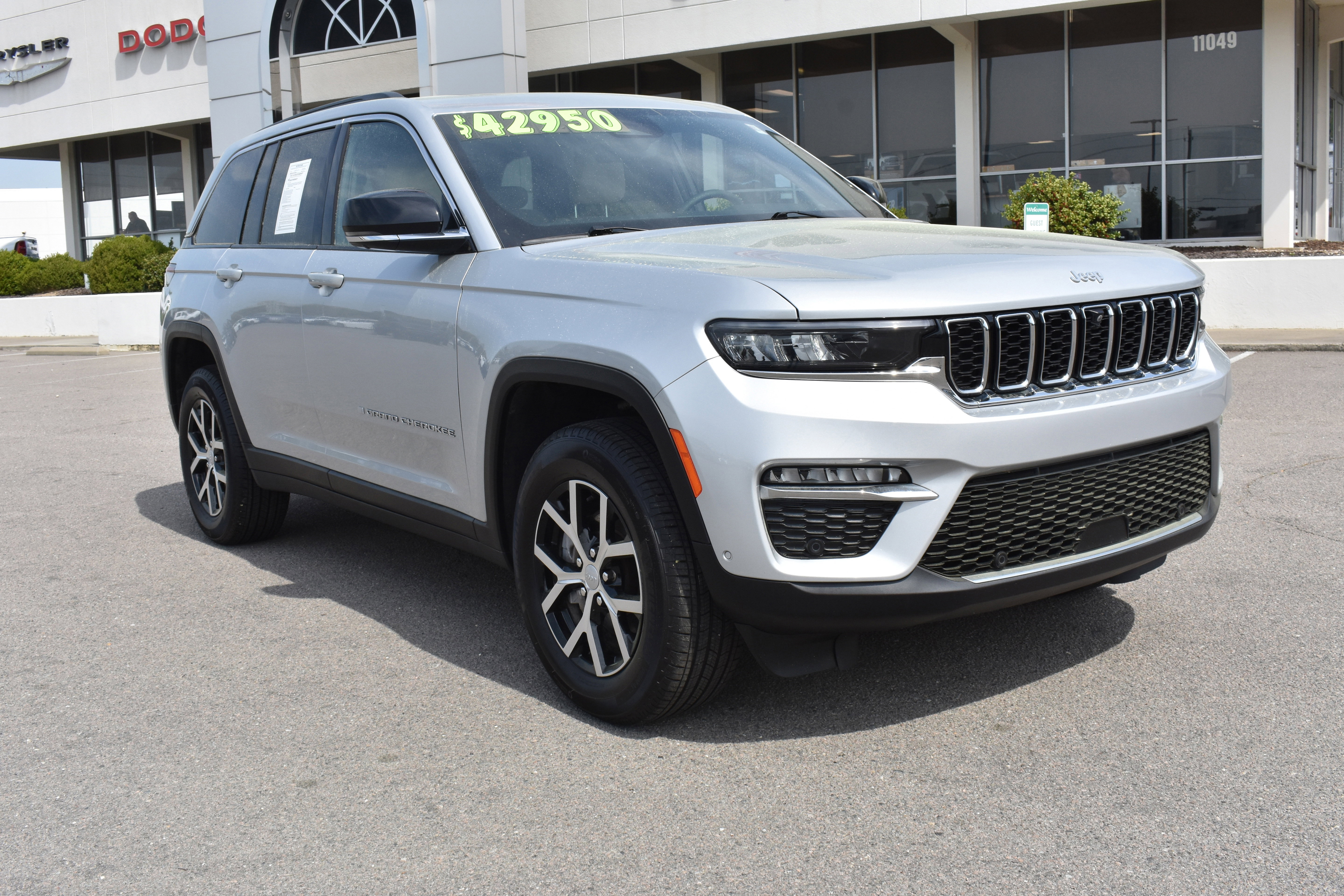 Used 2025 Jeep Grand Cherokee Limited w/ Luxury Tech Group II image 3