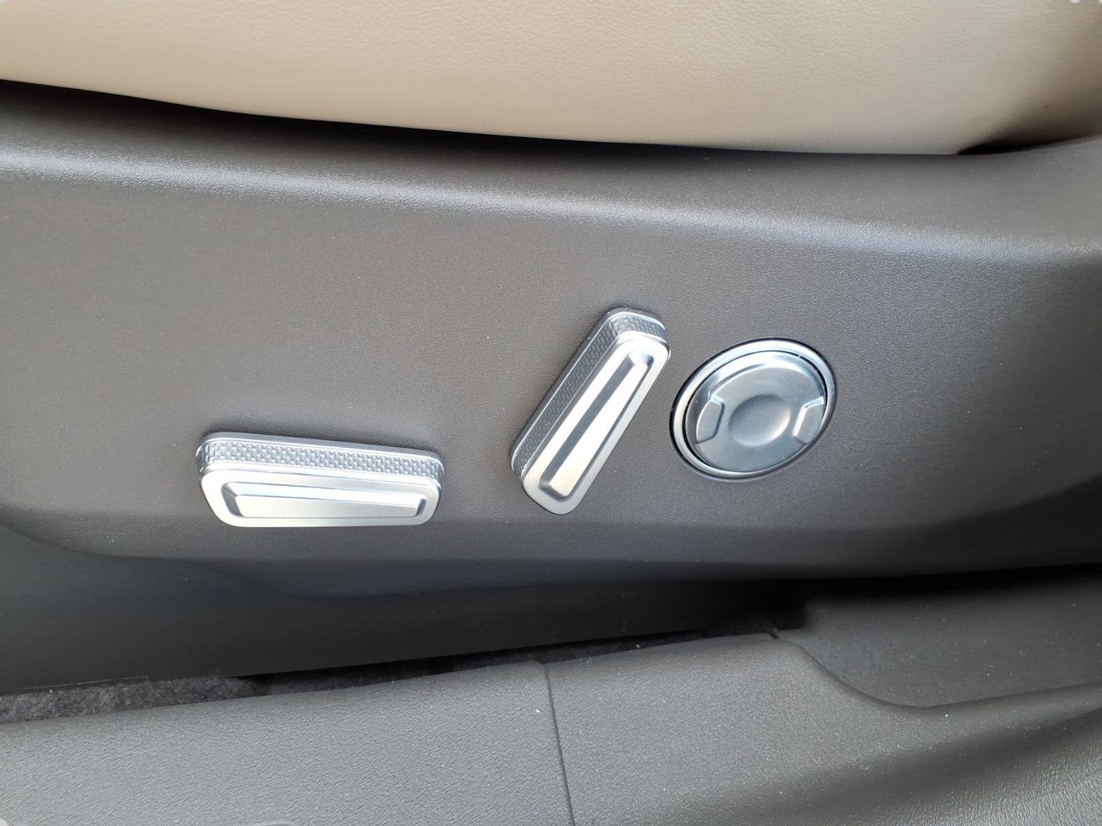 Used 2025 Lincoln Nautilus Premier image 17