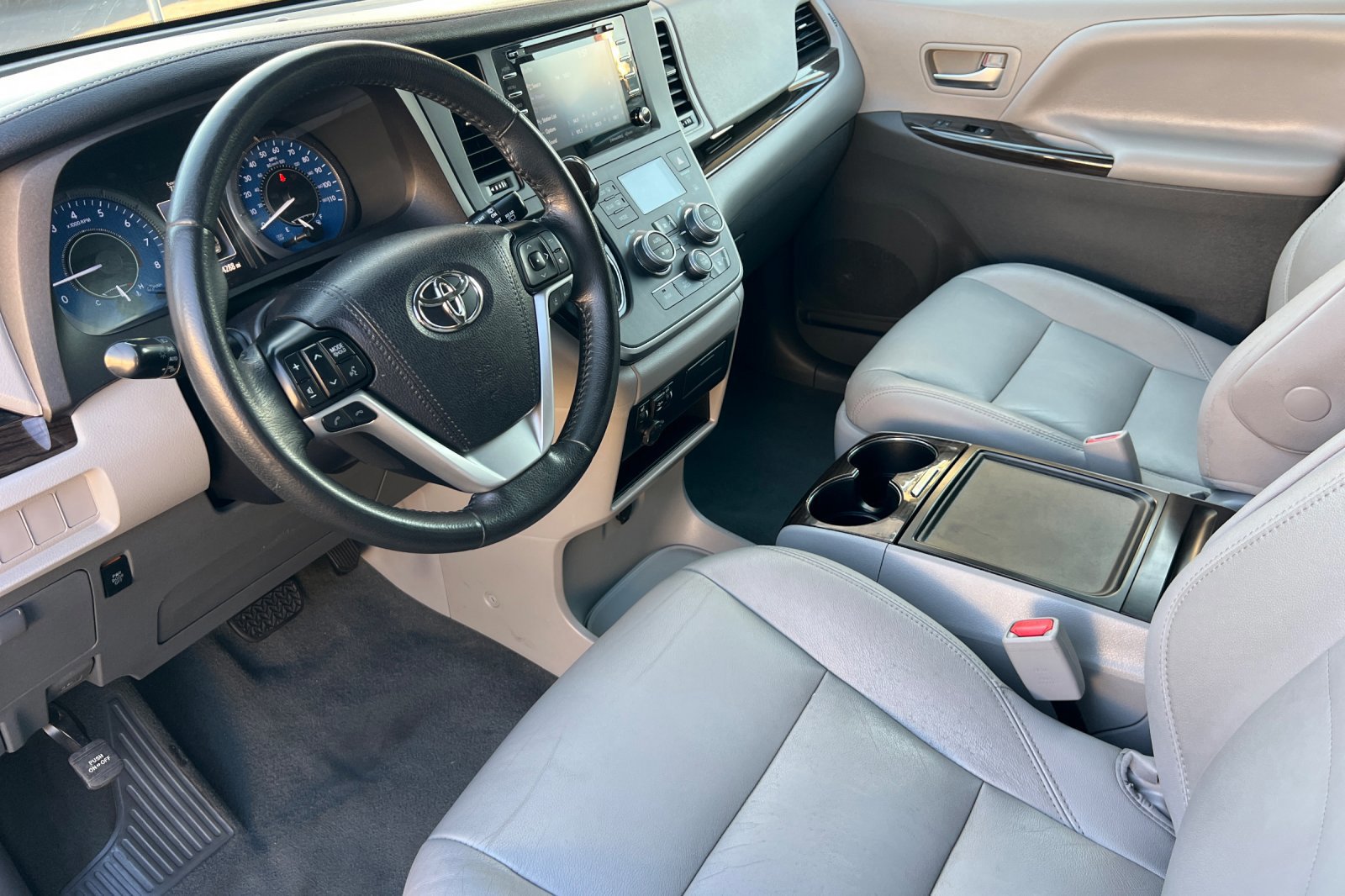 Used 2020 Toyota Sienna XLE image 9