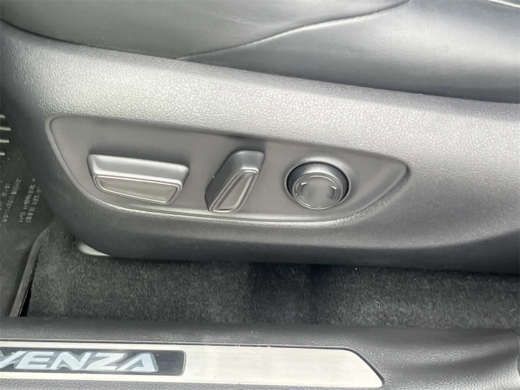 Used 2022 Toyota Venza XLE image 11