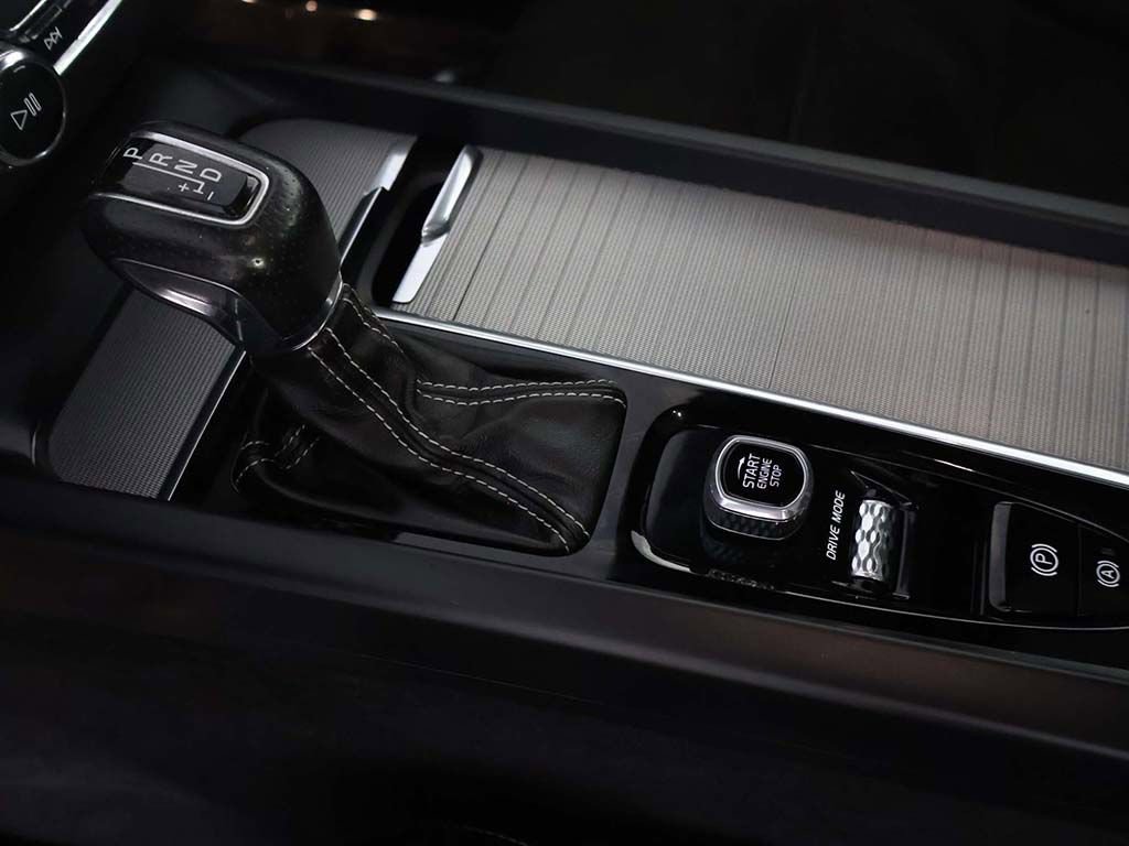 Used 2018 Volvo XC60 T6 R-Design w/ Vision Package image 48