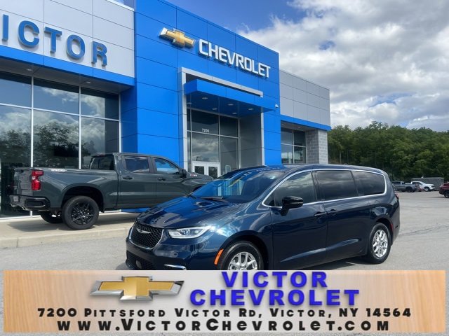 Used 2025 Chrysler Pacifica Select