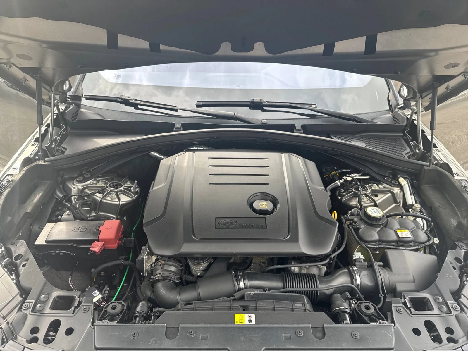 Used 2018 Land Rover Range Rover Velar R-Dynamic SE AWD/4WD image 24