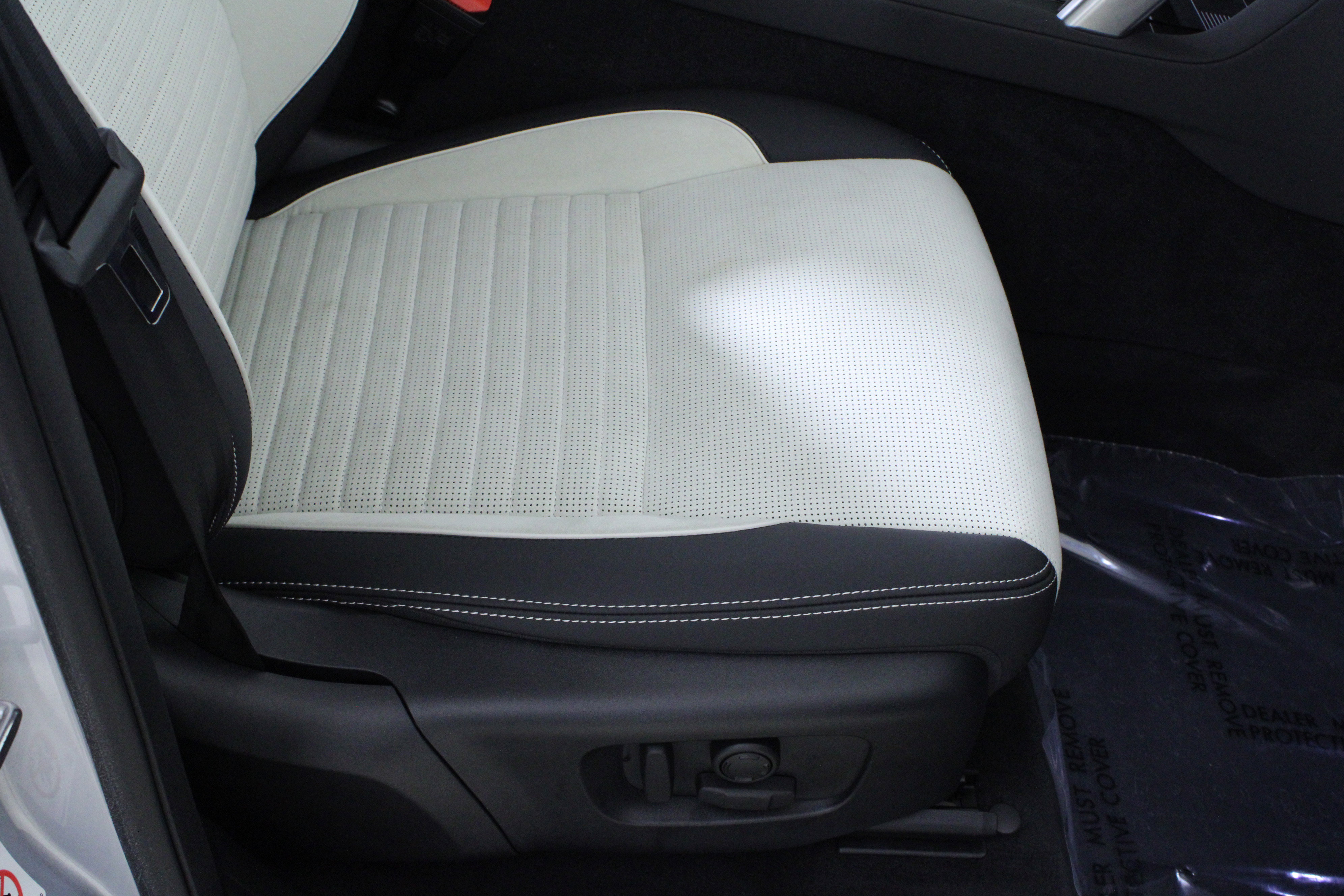 Used 2025 Land Rover Discovery Sport S image 17