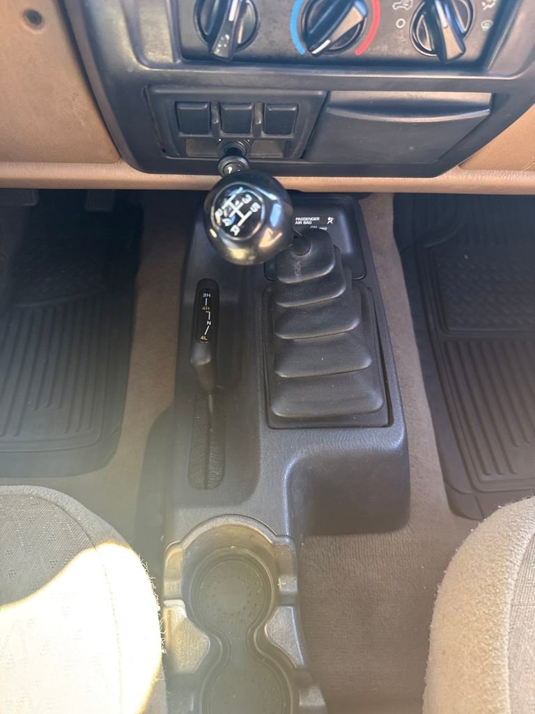 Used 2001 Jeep Wrangler SE image 25