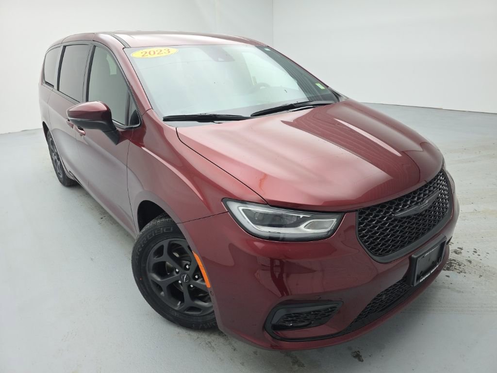 Used 2023 Chrysler Pacifica Touring-L w/ S Appearance Package image 2