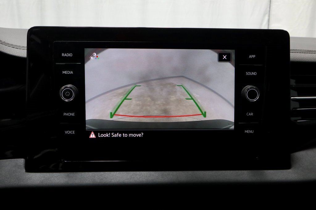 Used 2025 Volkswagen Jetta SE image 2