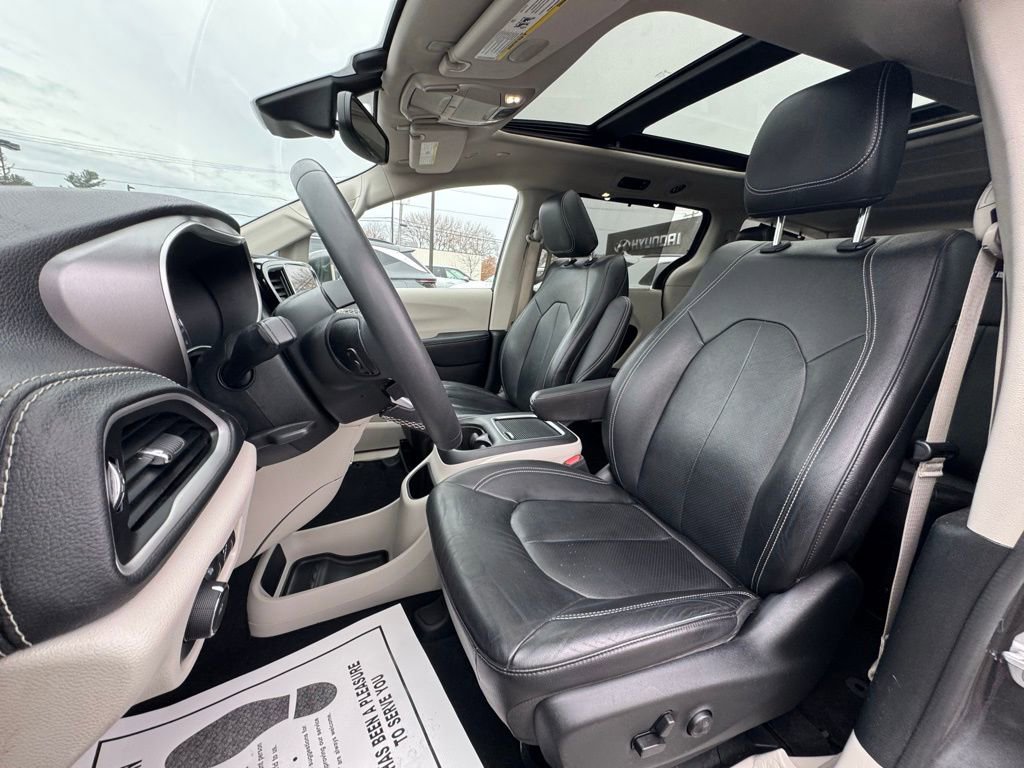 Used 2022 Chrysler Pacifica Touring-L image 21