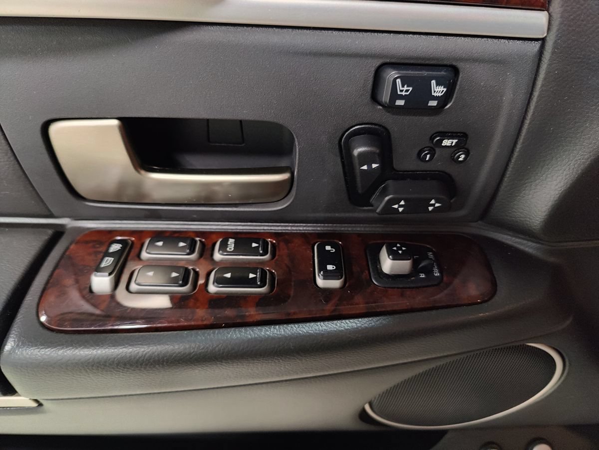 Used 2008 Lincoln Town Car Signature Limited RWD image 24