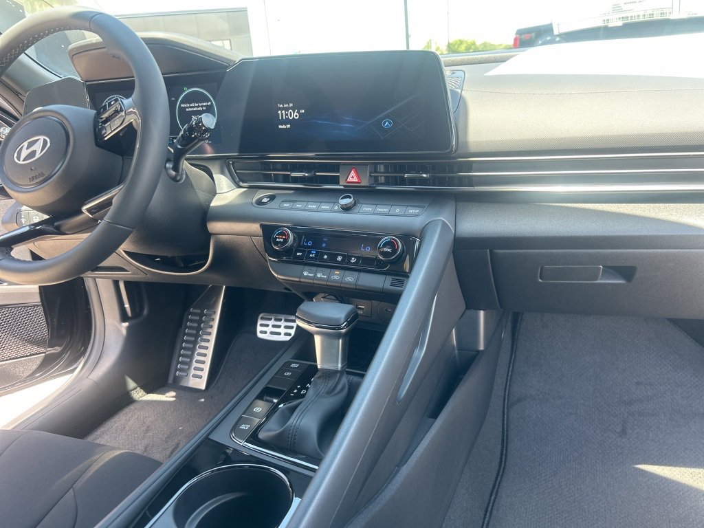 New 2025 Hyundai Elantra SEL image 30