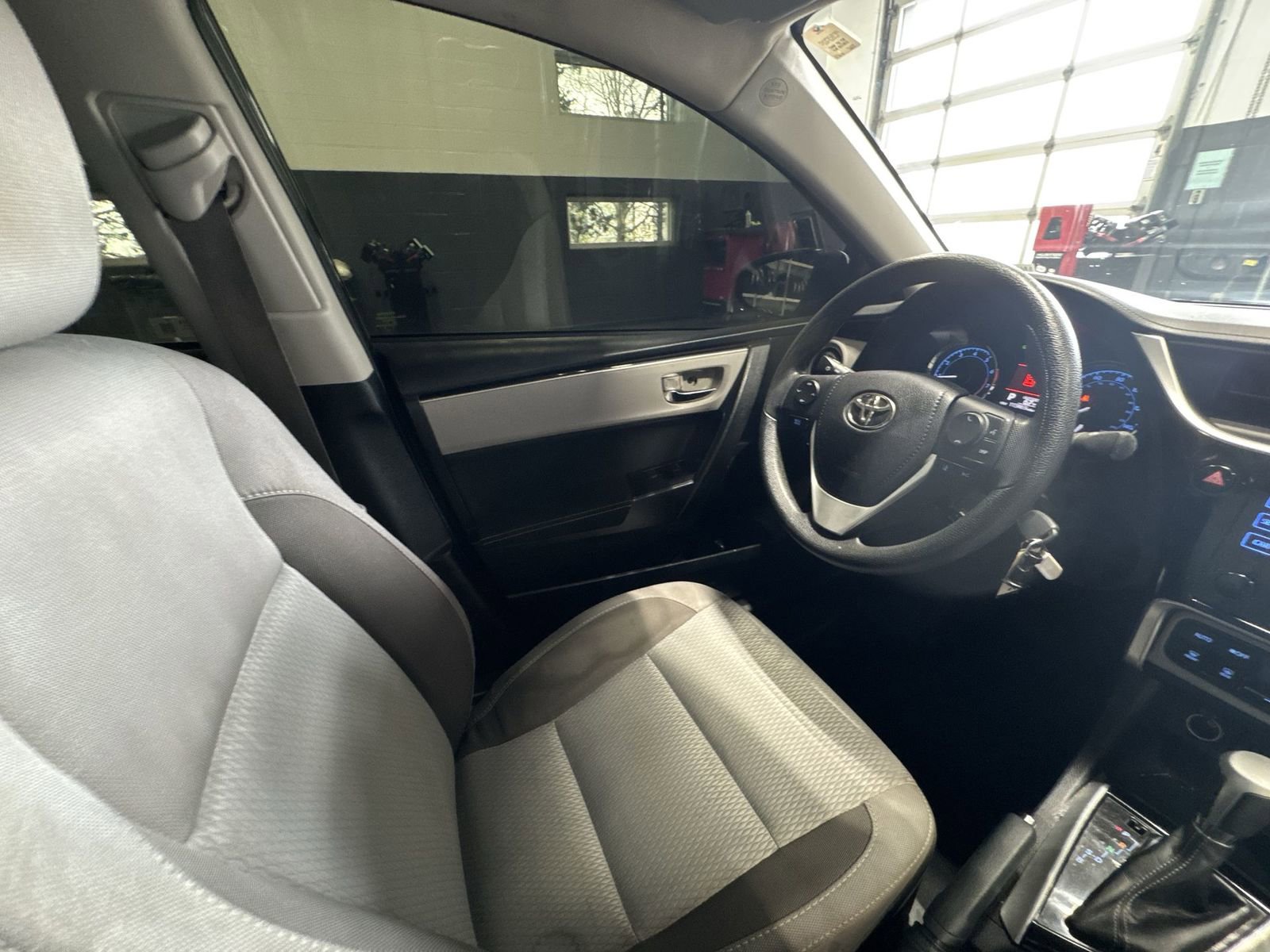 Used 2017 Toyota Corolla LE w/ Carpet Mat Package (TMS) FWD image 7