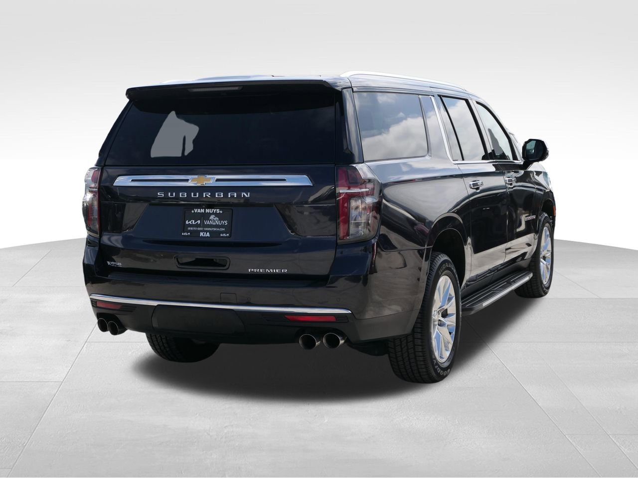 Used 2024 Chevrolet Suburban Premier image 2