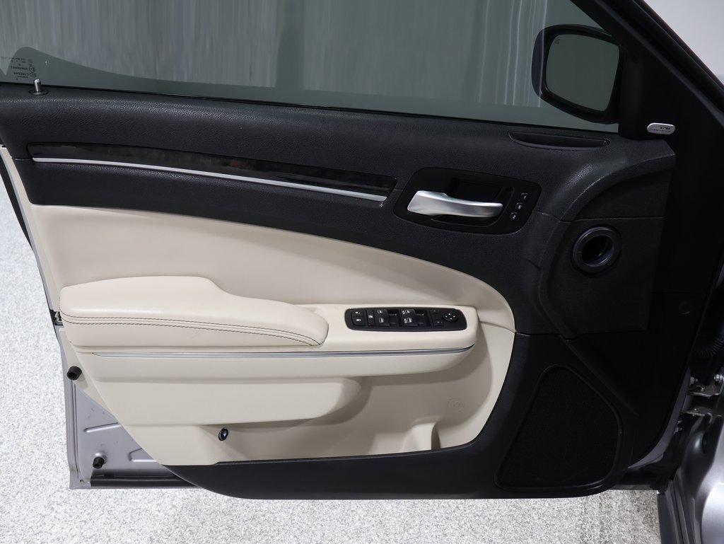 Used 2018 Chrysler 300 Limited image 12