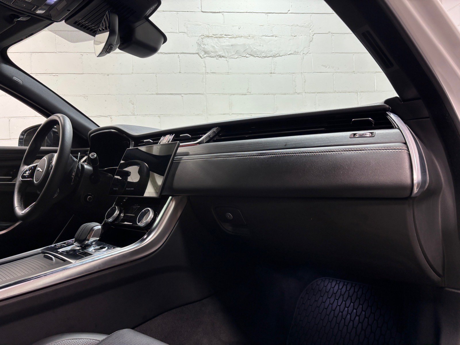 Used 2024 Jaguar XF R-Dynamic SE AWD/4WD image 31