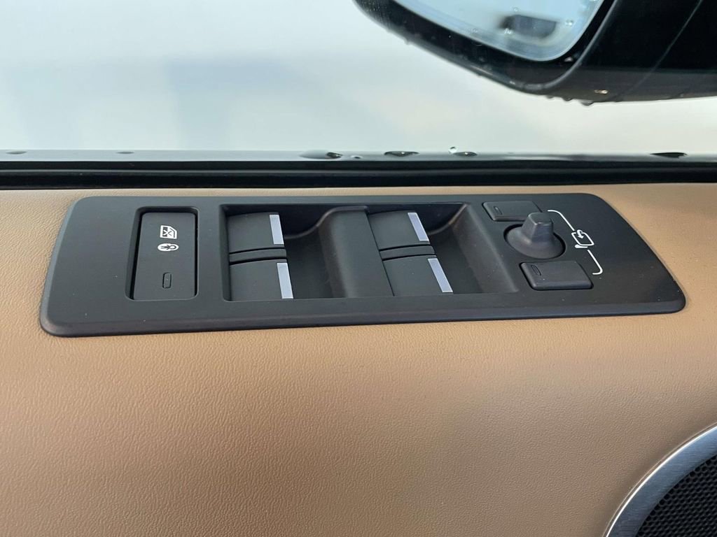 Used 2023 Land Rover Discovery S R-Dynamic image 39