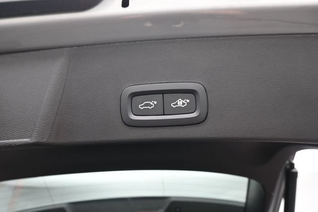 Used 2025 Volvo XC40 B5 Plus AWD/4WD image 31