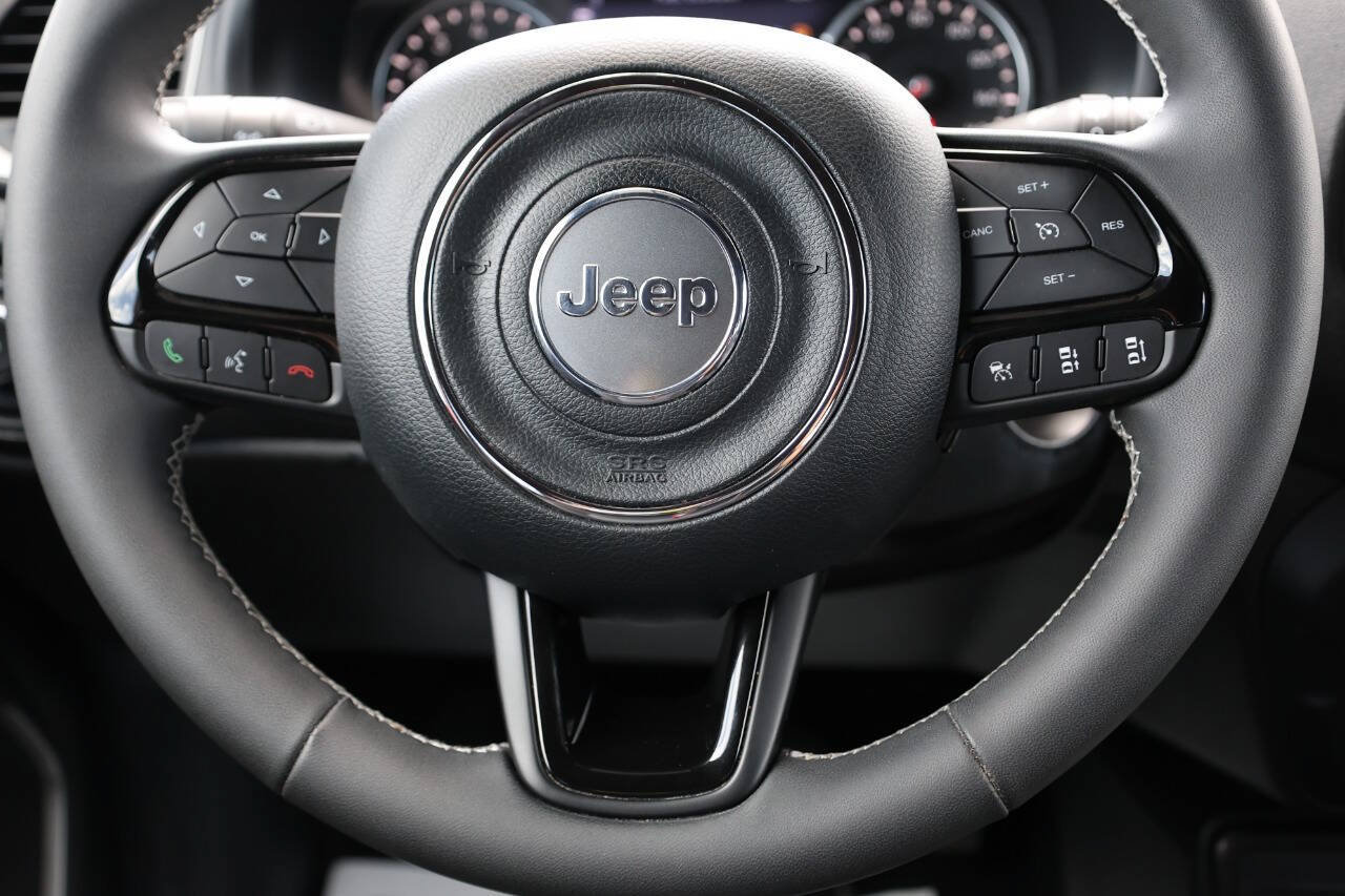 Used 2021 Jeep Renegade Latitude w/ Luxury Group II AWD/4WD image 18