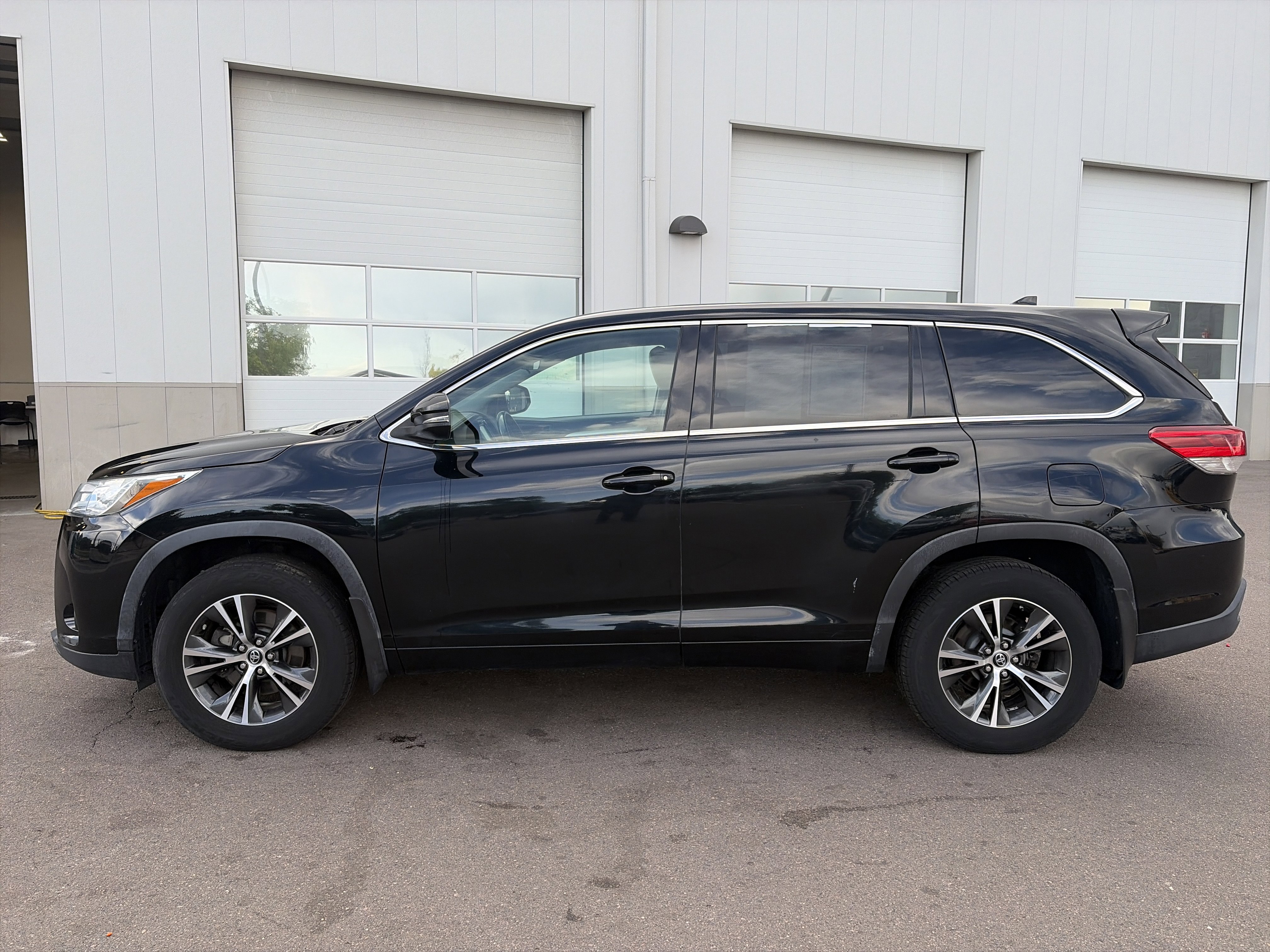 Used 2018 Toyota Highlander Plus AWD/4WD image 10