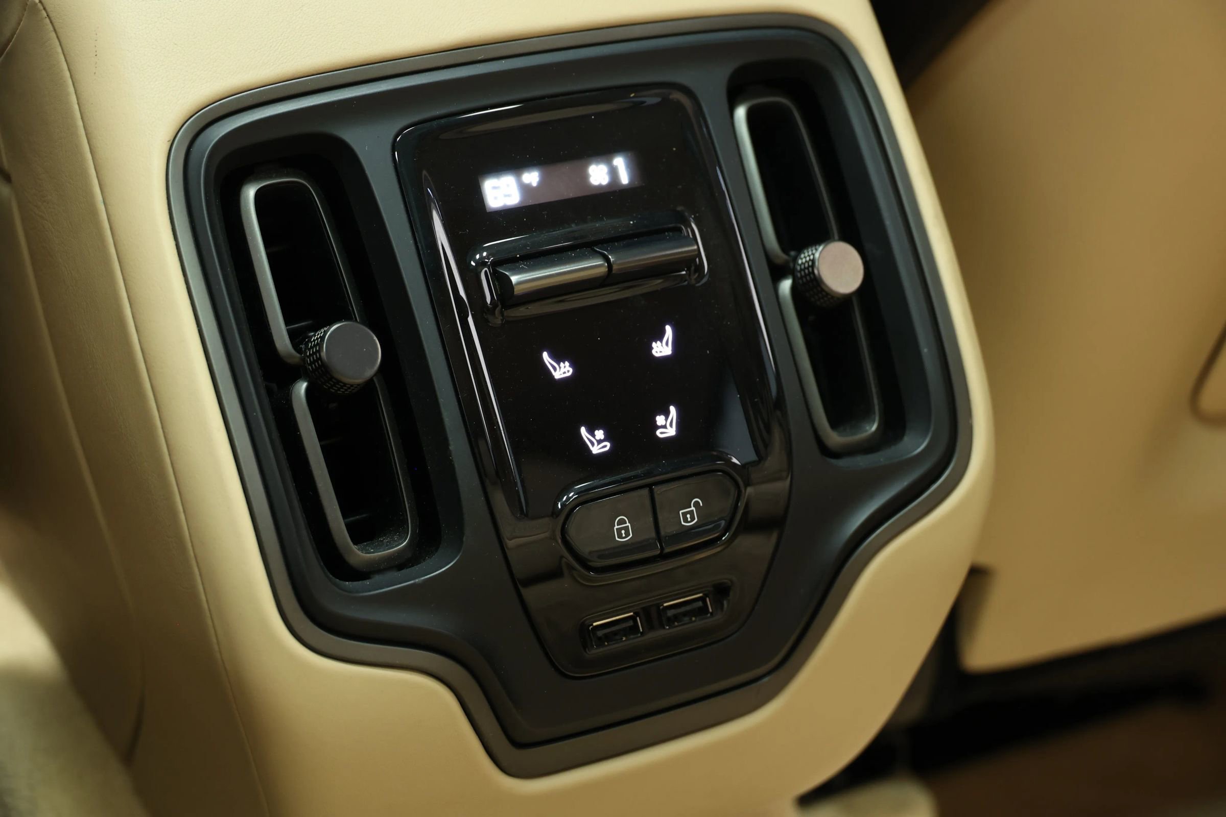 Used 2021 Aston Martin DBX image 61