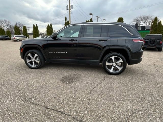 Used 2023 Jeep Grand Cherokee Limited image 2