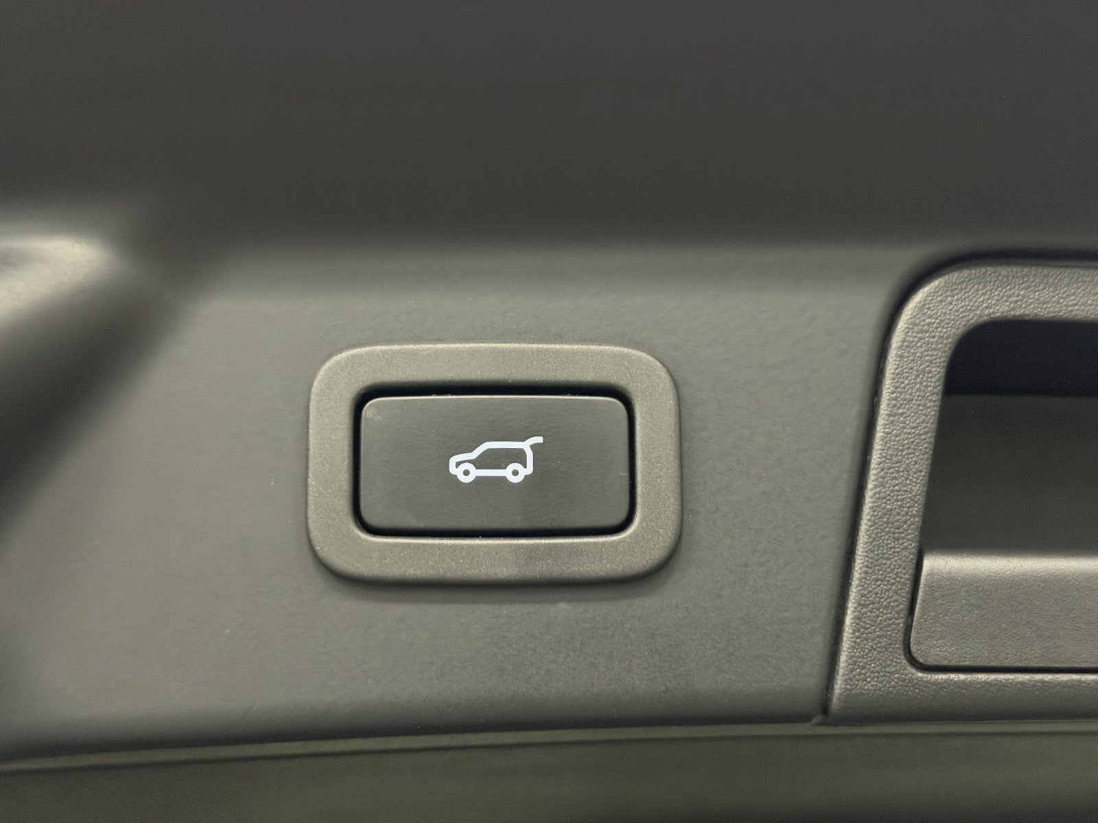 Used 2019 Land Rover Range Rover Velar S image 16