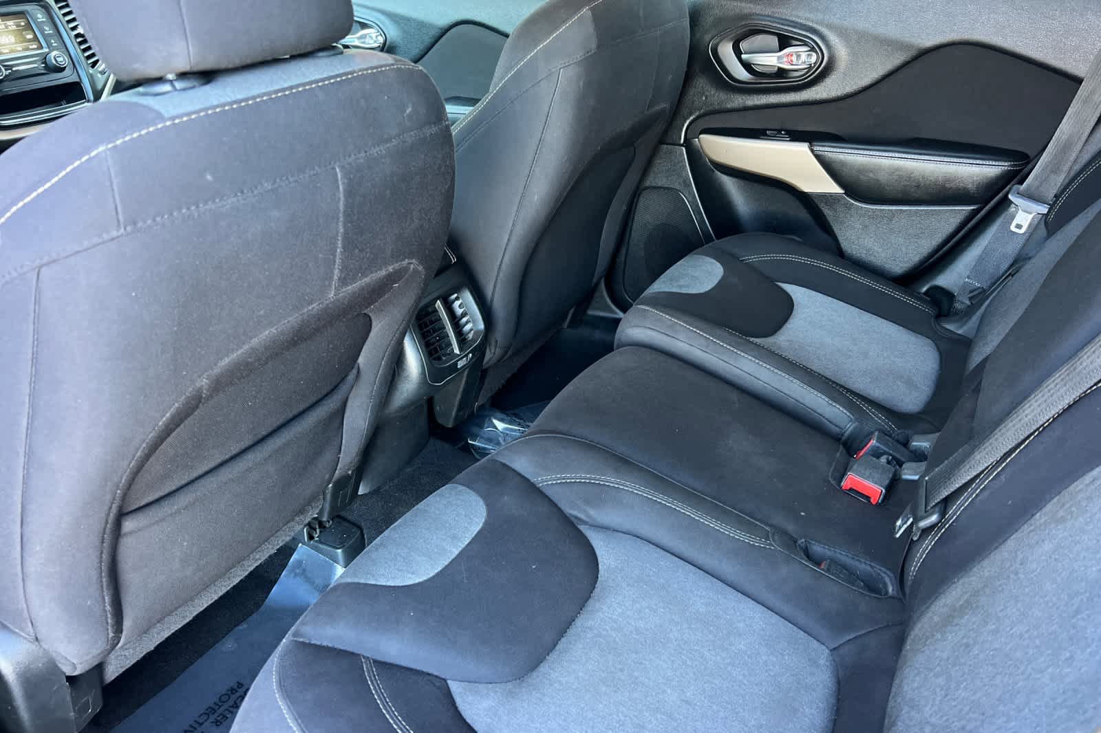 Used 2018 Jeep Cherokee Latitude w/ Altitude Package FWD image 4