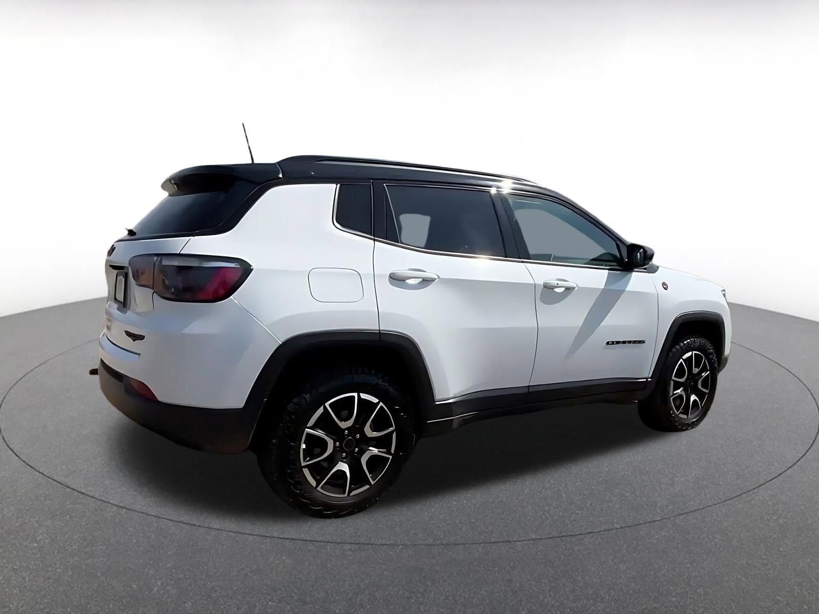Used 2025 Jeep Compass Trailhawk AWD/4WD image 15