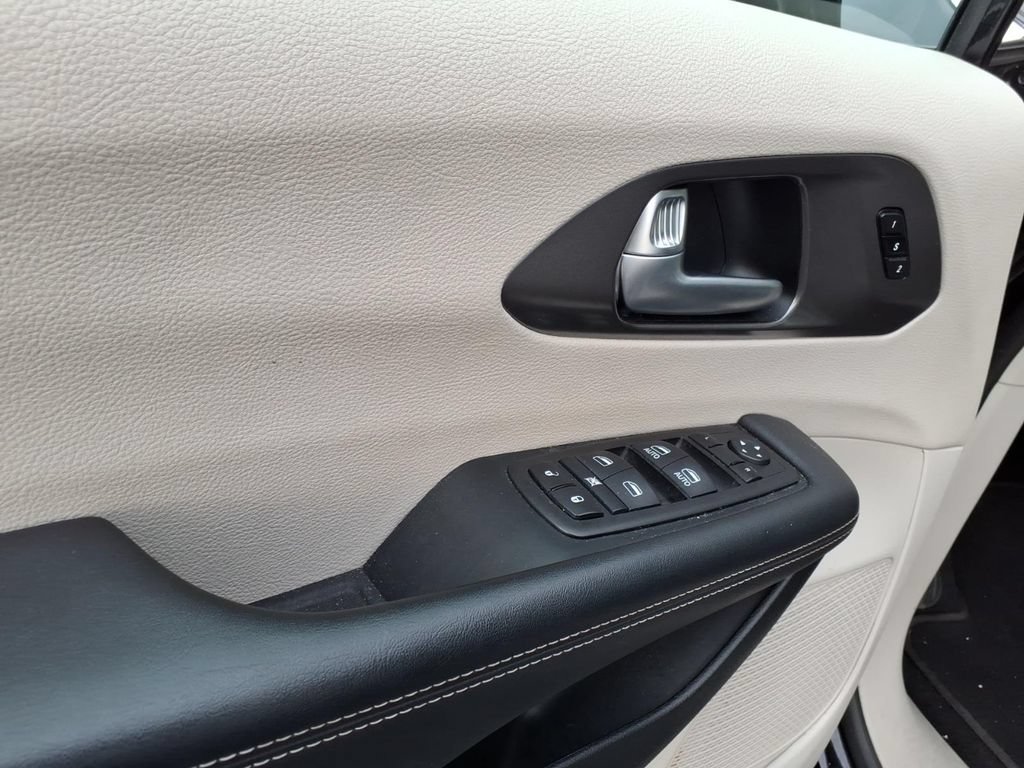 Used 2024 Chrysler Pacifica Touring-L FWD image 15