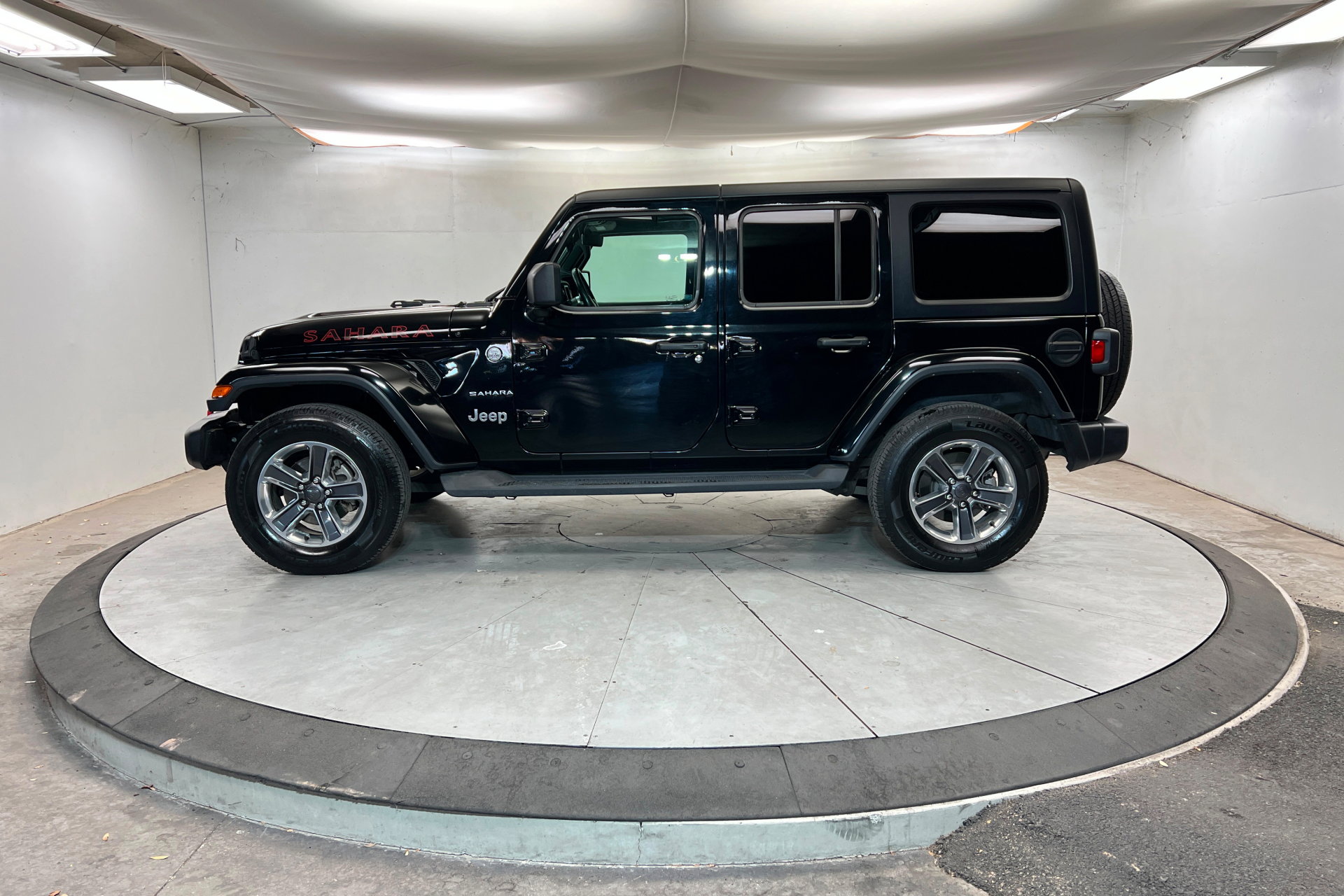 Used 2022 Jeep Wrangler Unlimited Sahara w/ Cold Weather Group image 2