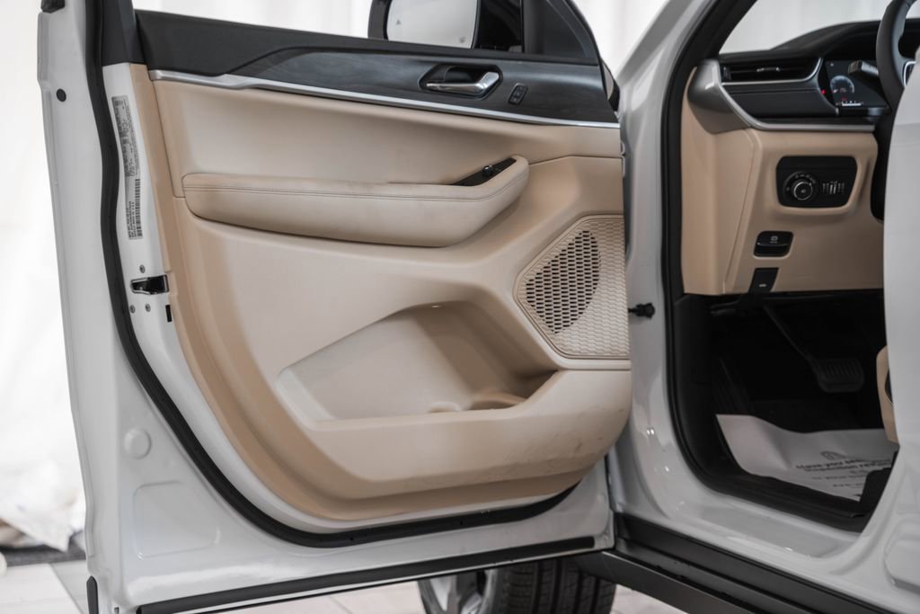 New 2025 Jeep Grand Cherokee L Limited w/ Luxury Tech Group II image 37