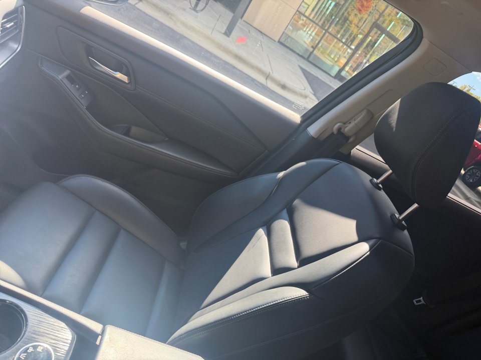 Used 2023 Nissan Rogue SV w/ SV Premium Package image 32