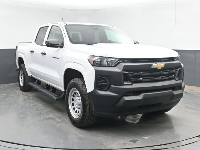 Used 2025 Chevrolet Colorado W/T RWD image 2