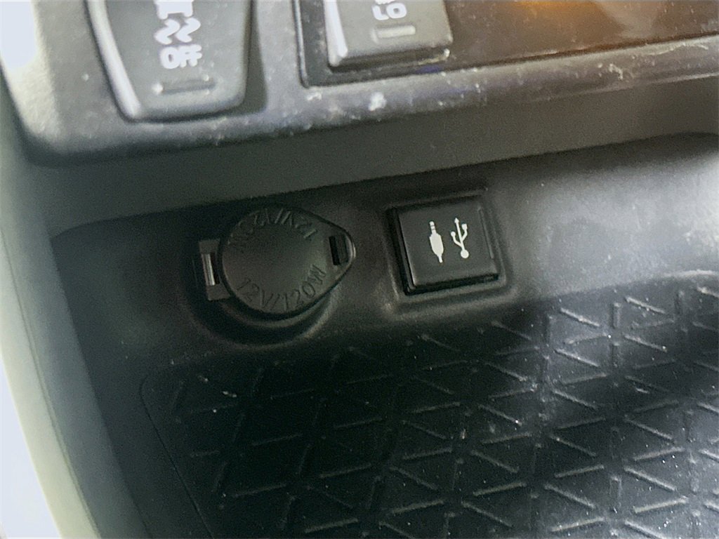 Used 2019 Toyota RAV4 XLE Premium image 30