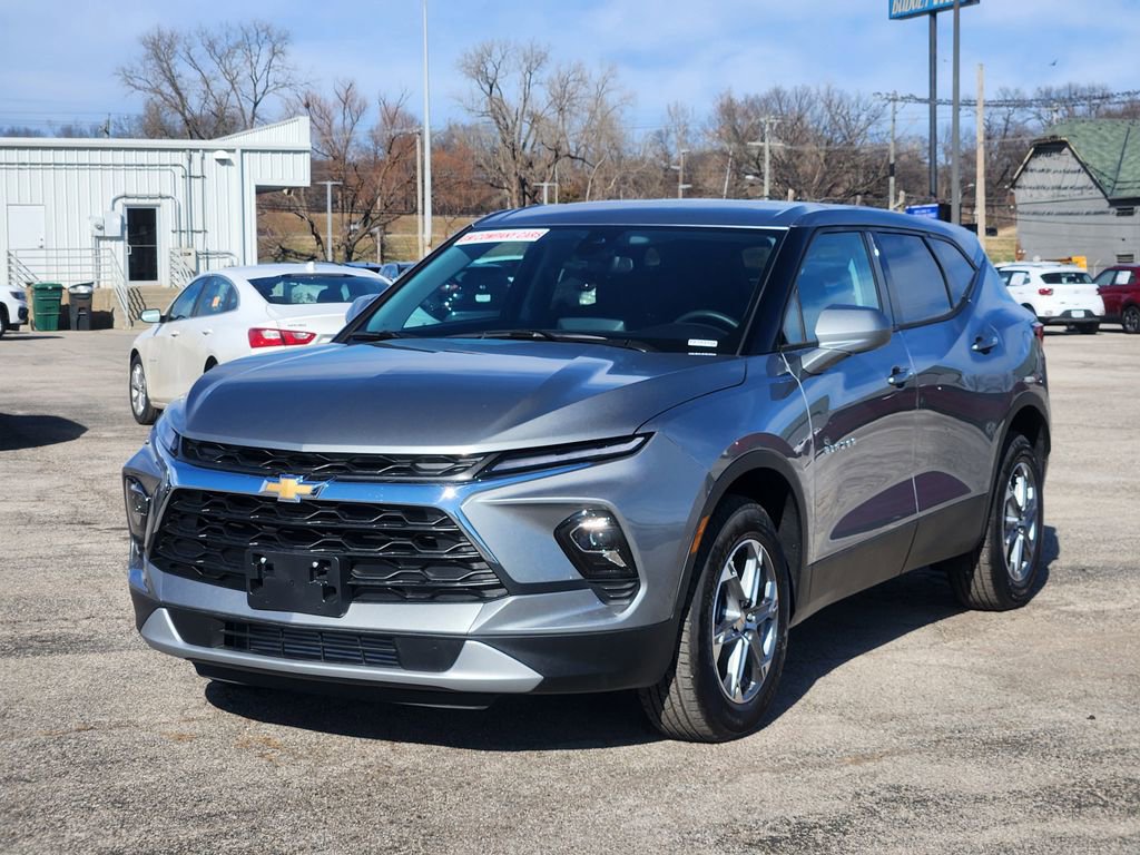 Used 2025 Chevrolet Blazer LT image 3