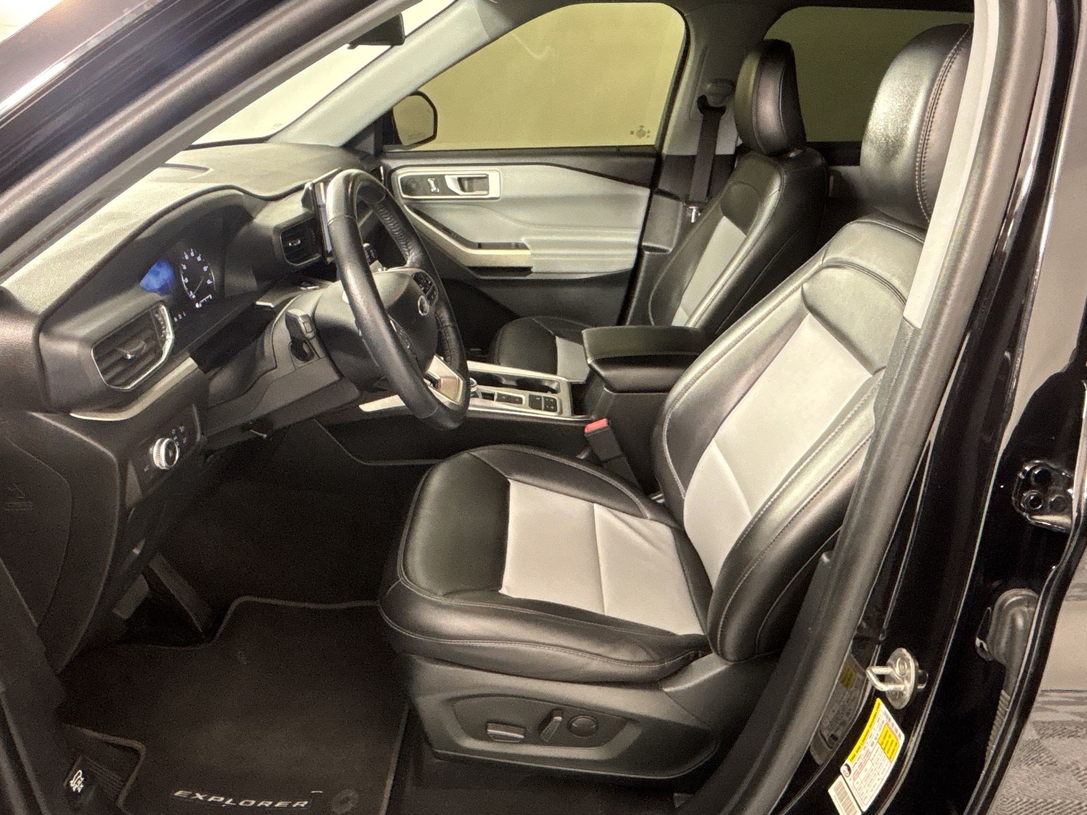 Used 2022 Ford Explorer XLT w/ Equipment Group 202A RWD image 5