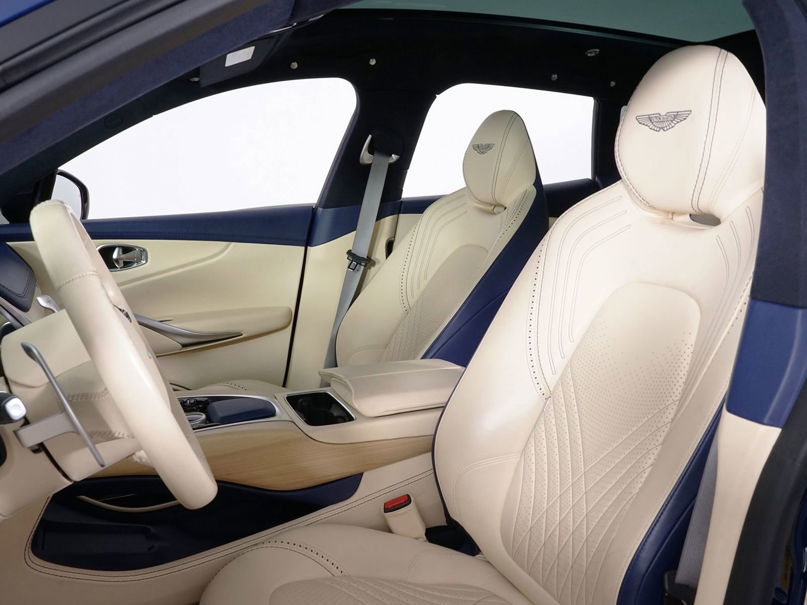 Used 2021 Aston Martin DBX image 25