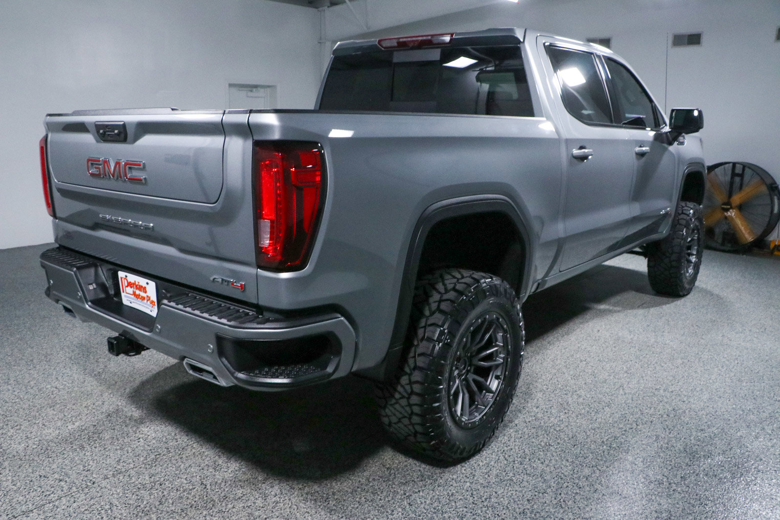Used 2024 GMC Sierra 1500 AT4 w/ Technology Package image 8