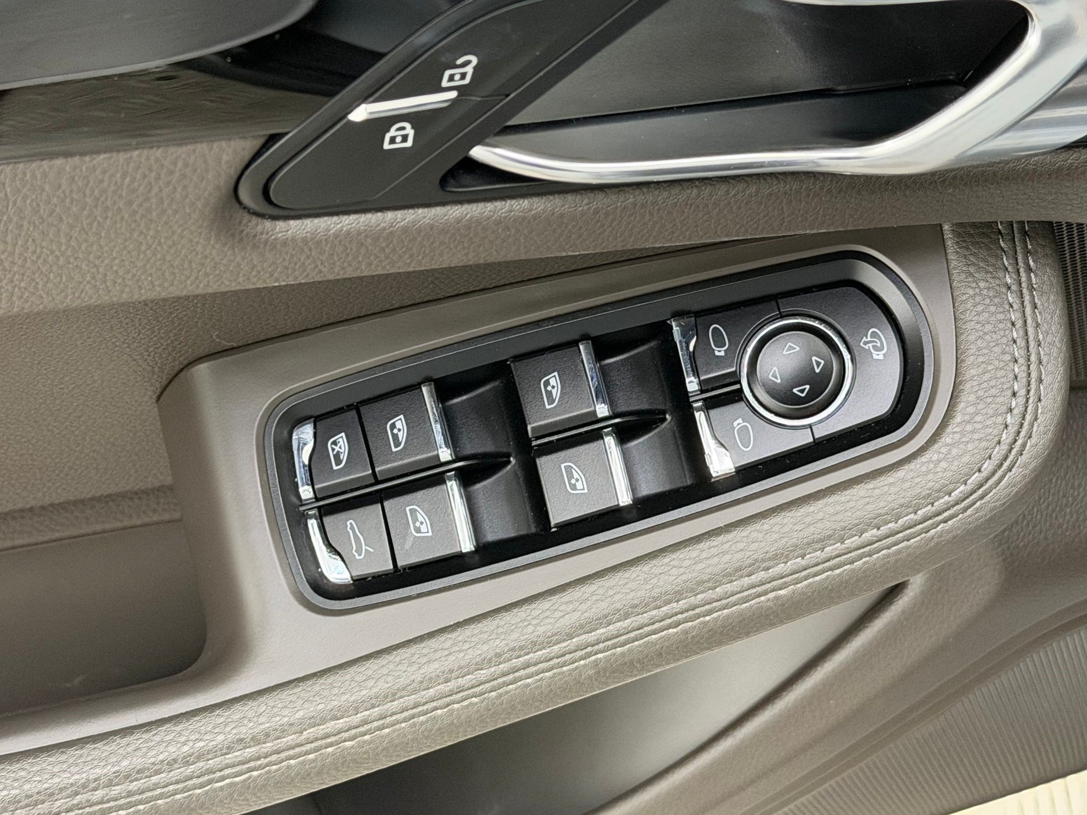 Certified 2024 Porsche Macan S AWD/4WD image 15