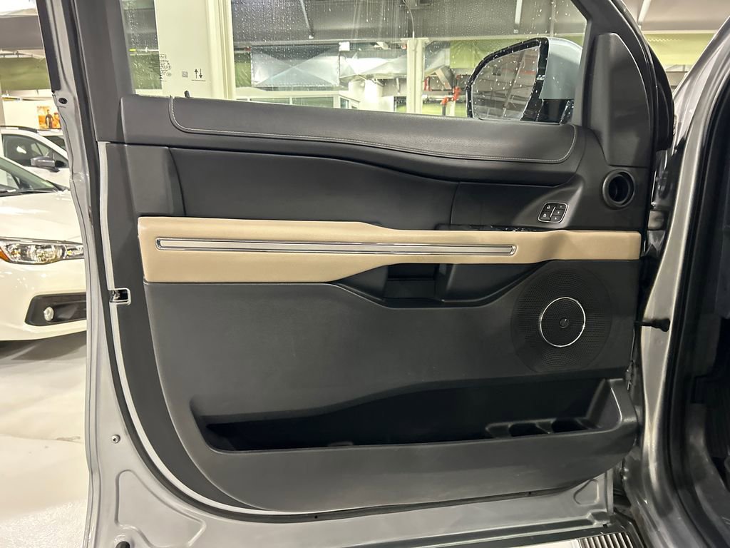 Used 2023 Ford Expedition Limited image 9