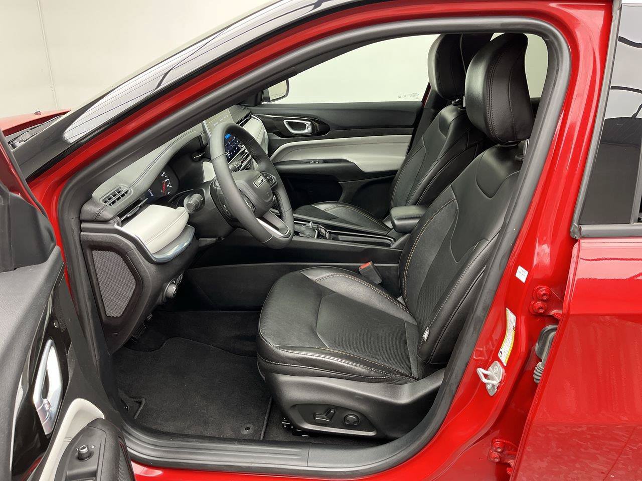 Used 2023 Jeep Compass Limited AWD/4WD image 3
