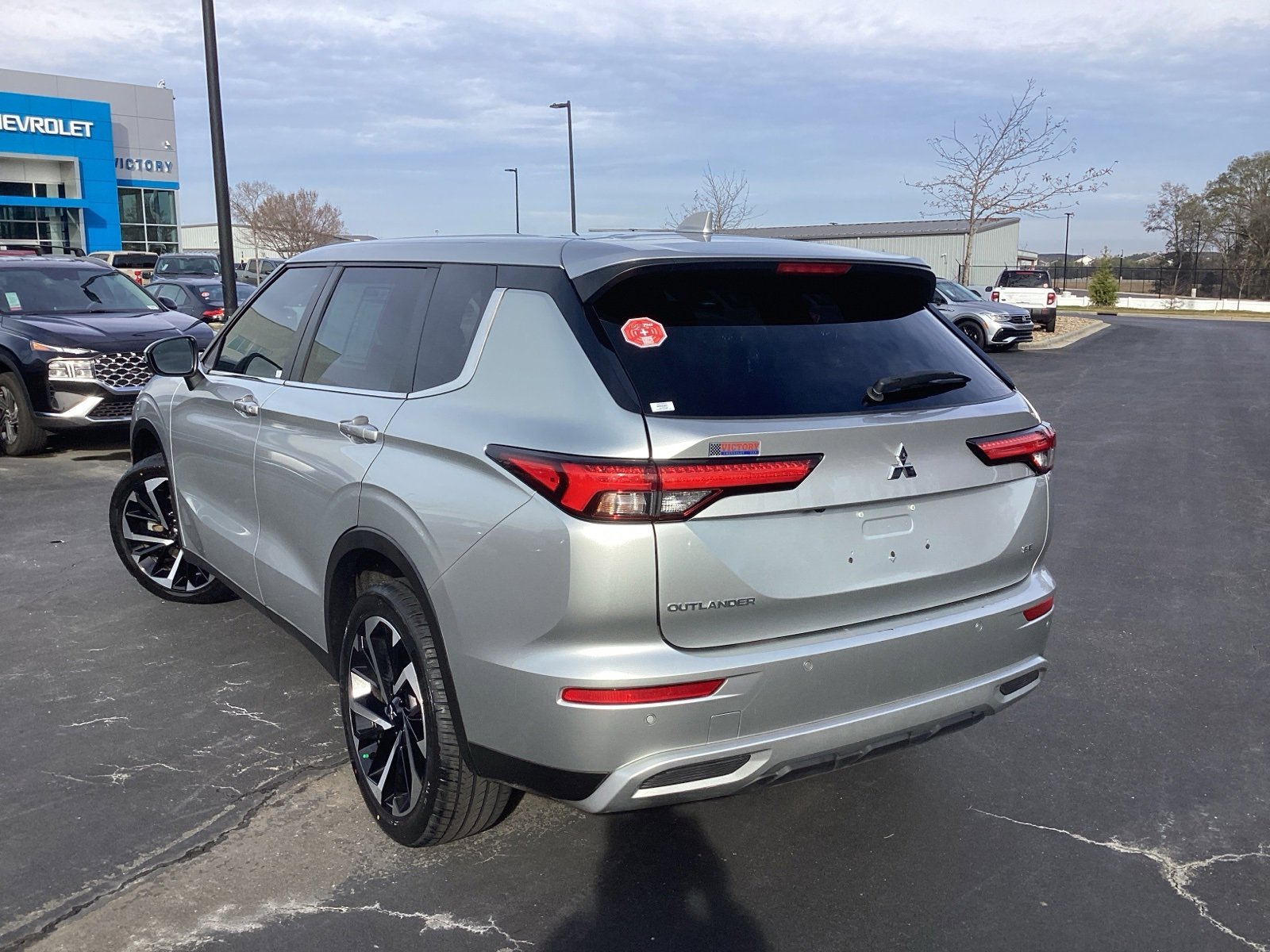 Used 2023 Mitsubishi Outlander SE image 2