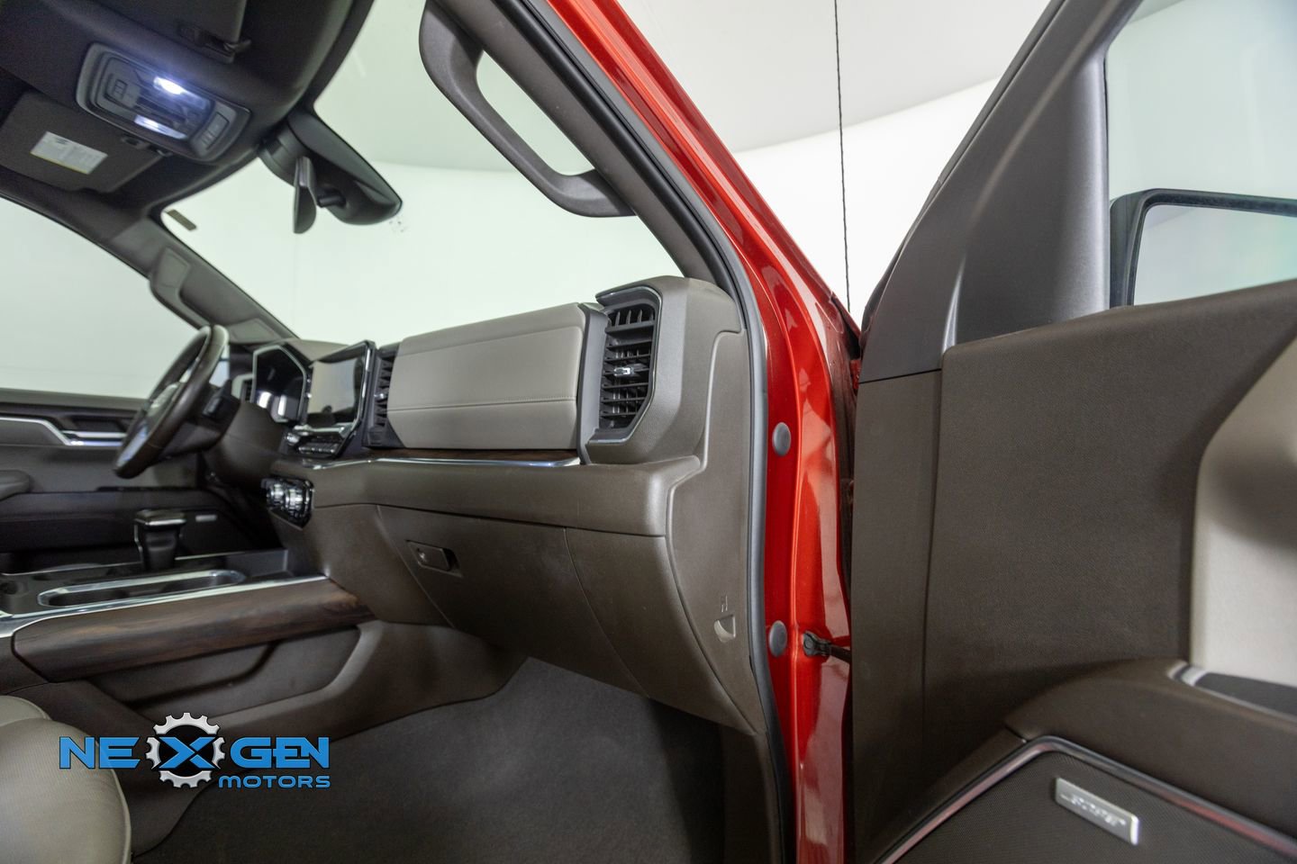 Used 2023 GMC Sierra 1500 SLT AWD/4WD image 40