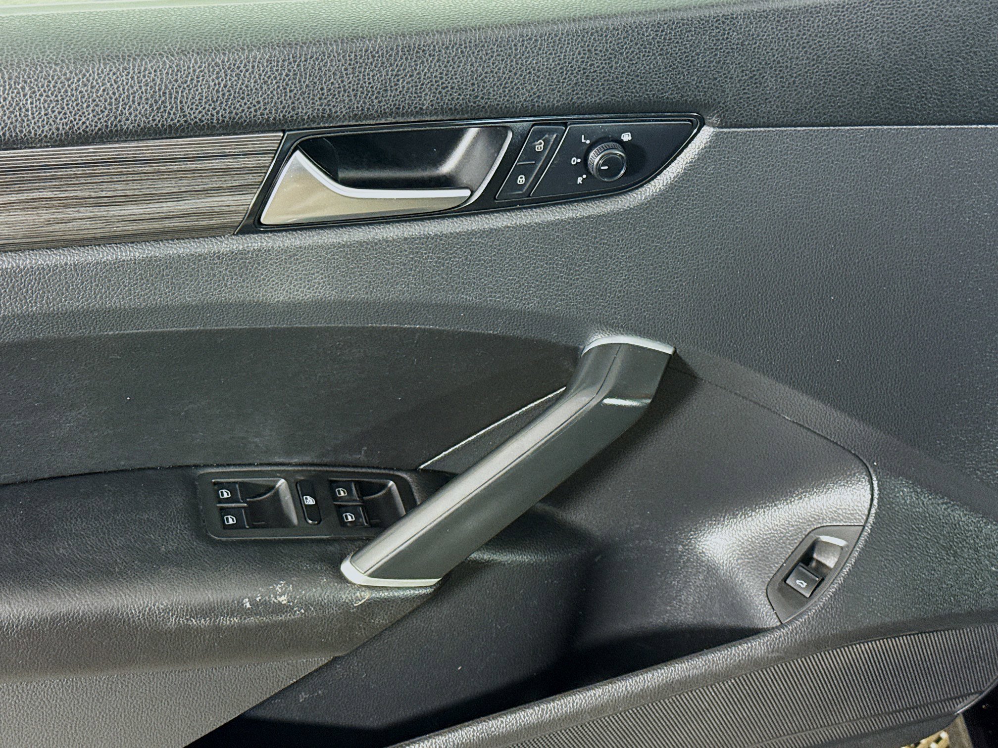 Used 2021 Volkswagen Passat 2.0T R-Line image 24