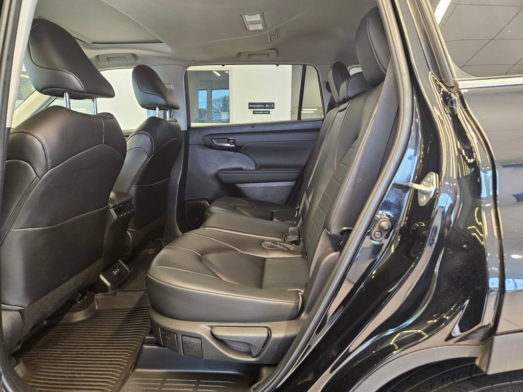 Used 2023 Toyota Highlander XLE image 28