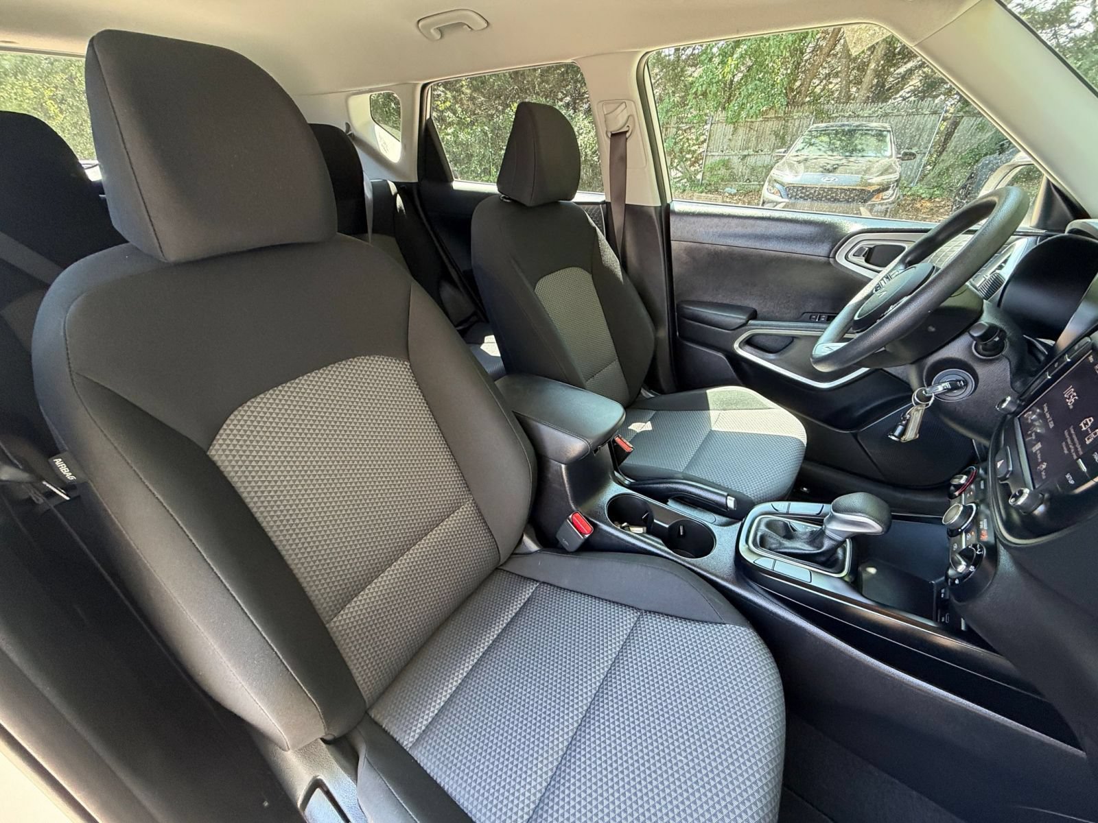 Used 2025 Kia Soul LX w/ LX Technology Package FWD image 34