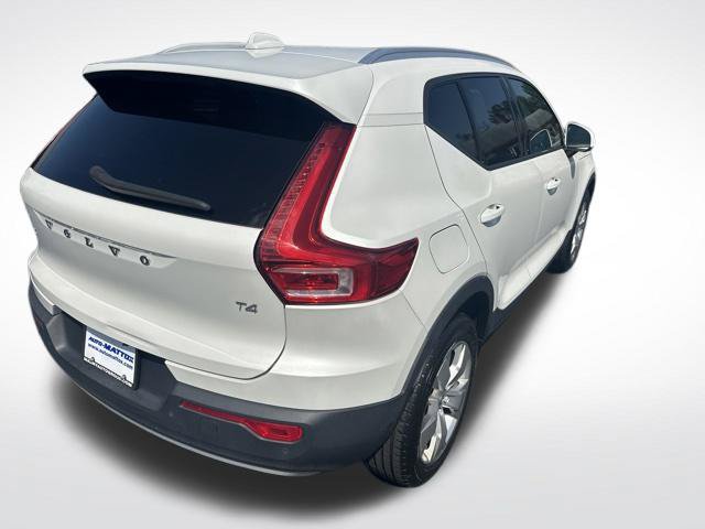 Used 2022 Volvo XC40 T4 Momentum FWD image 5