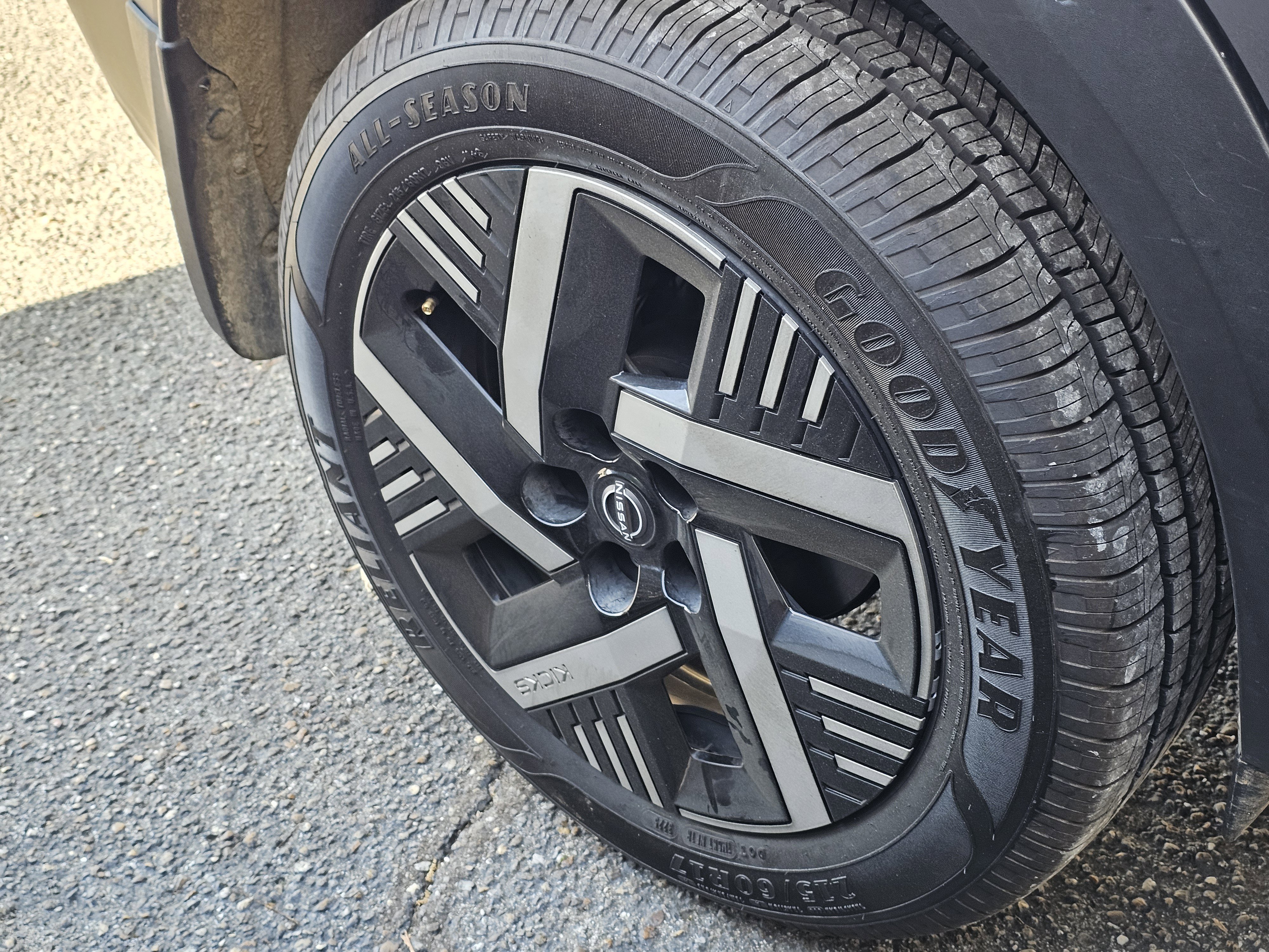 Used 2025 Nissan Kicks SV image 6