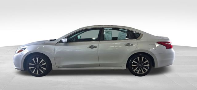 Used 2017 Nissan Altima 2.5 SV image 2